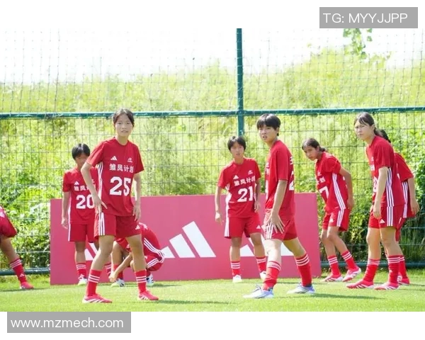 足球明星与中国舞女孩的精彩瞬间展现青春活力与文化魅力的完美结合